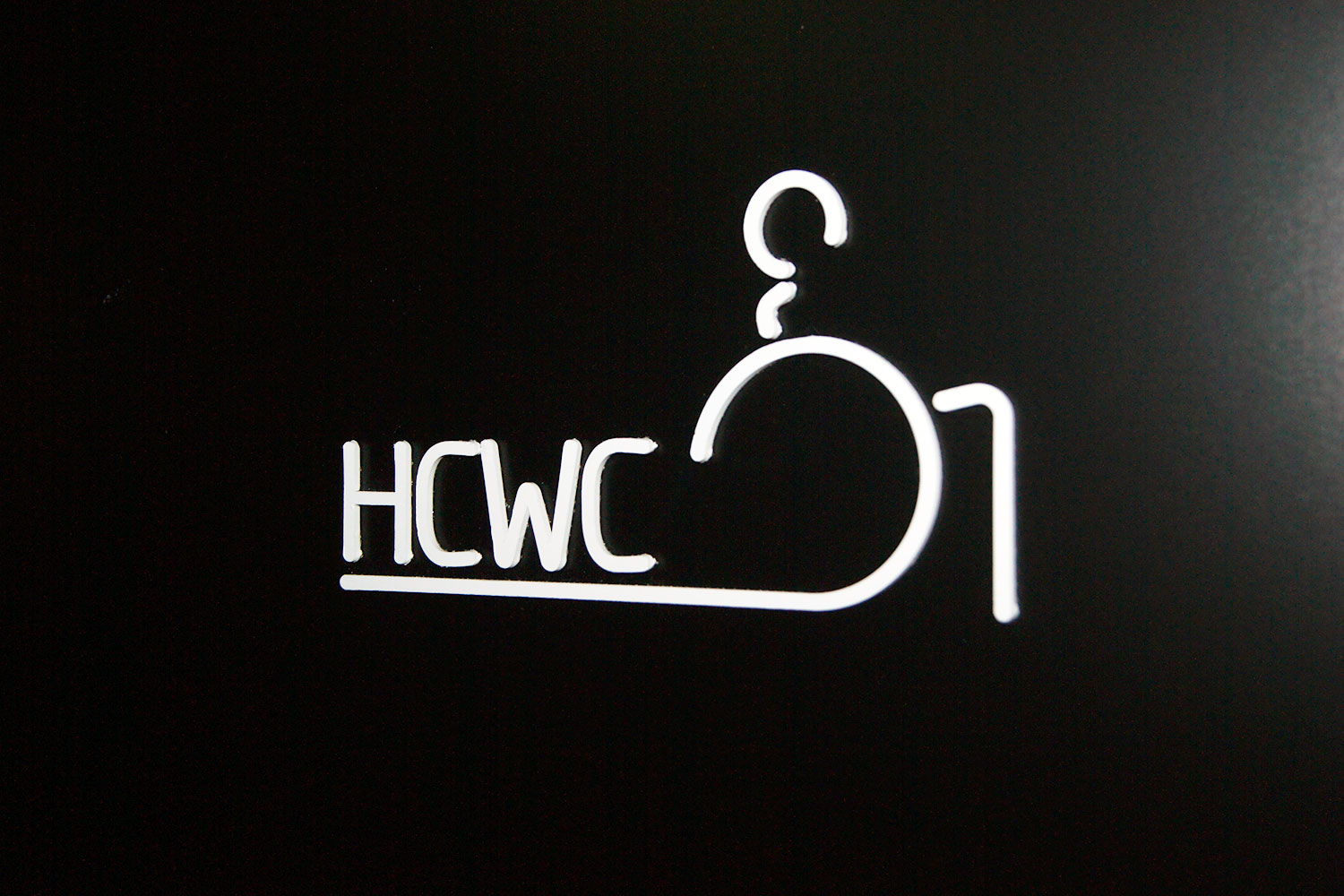 hcwc skilt på vegg
